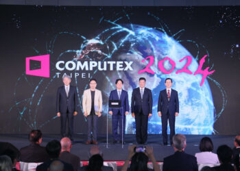 COMPUTEX大合照。左起：經濟部長郭智輝、中華民國對外貿易協會董事長黃志芳、總統賴清德、台北市電腦商業同業公會理事長彭双浪、數位發展部長黃彥男