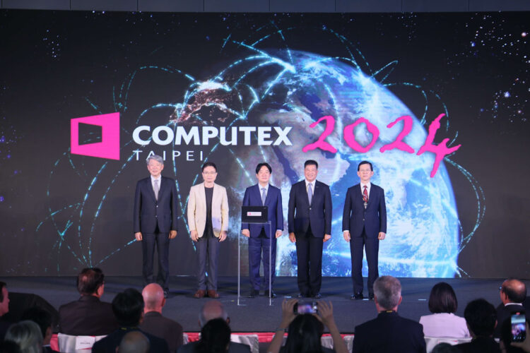 COMPUTEX大合照。左起：經濟部長郭智輝、中華民國對外貿易協會董事長黃志芳、總統賴清德、台北市電腦商業同業公會理事長彭双浪、數位發展部長黃彥男