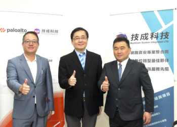 【palo alto networks新聞資料圖片】 palo alto networks 台灣區總經理 尤惠生(左)、 東華大學校長 趙涵捷博士 (中)、技成科技董事長暨執行長 張成樑 (右)