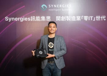【synergies 新聞照片1】 synergies創辦人暨執行長張宗堯與synergies全新5g物聯網閘道器odin