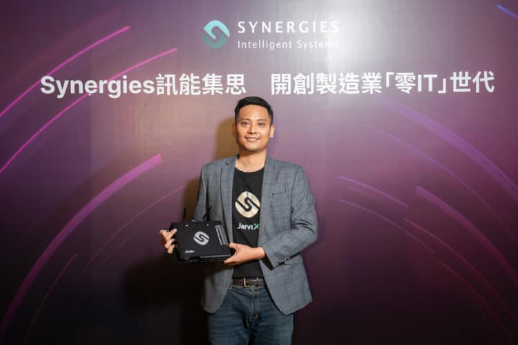 【synergies 新聞照片1】 synergies創辦人暨執行長張宗堯與synergies全新5g物聯網閘道器odin