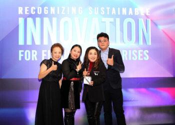 【圖1】獲獎作品 「精礦系統」發明團隊，從左至右為精誠軟體陳盈嘉業務處長、劉姍姍處長、陳郁郁副總、高級技術顧問白宗穎。