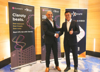 智慧資安科技宣布正式代理全球領先的OT資安品牌Claroty，將攜手提供最具技術領導競爭力的網路實體系統CPS資安防護解決方案。Claroty亞太區總經理Eddie Stefanescu (左)、智慧資安科技董事長詹伊正(右)。