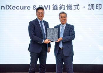 智慧資安科技與日本友商IWI株式会社簽署合作協議。智慧資安科技董事長詹伊正(左)、日本IWI株式會社社長佐藤邦光(右)