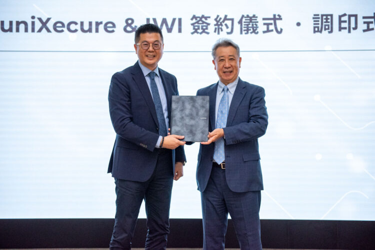 智慧資安科技與日本友商IWI株式会社簽署合作協議。智慧資安科技董事長詹伊正(左)、日本IWI株式會社社長佐藤邦光(右)
