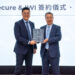 智慧資安科技與日本友商IWI株式会社簽署合作協議。智慧資安科技董事長詹伊正(左)、日本IWI株式會社社長佐藤邦光(右)