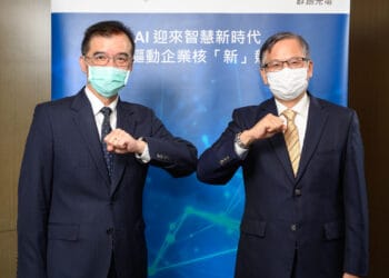 【圖二】ai迎來智慧新時代 數據驅動企業核「新」競爭力（左起台灣戴爾科技集團總經理廖仁祥、群創光電總經理楊柱祥）