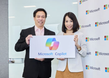 微軟和 LinkedIn 共同發布的《2024 年工作趨勢指數》報告指出，過去半年生成式 AI 在工作中的使用量成長近兩倍。圖左為台北富邦銀行資訊長張志清，圖右為台灣微軟大型企業商務事業群總經理李倩。