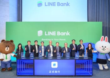 【新聞圖片1】line bank正式開行！熊大與兔兔換上新裝，與活動出席貴賓共同慶祝。（貴賓名稱請參考信件內文）
