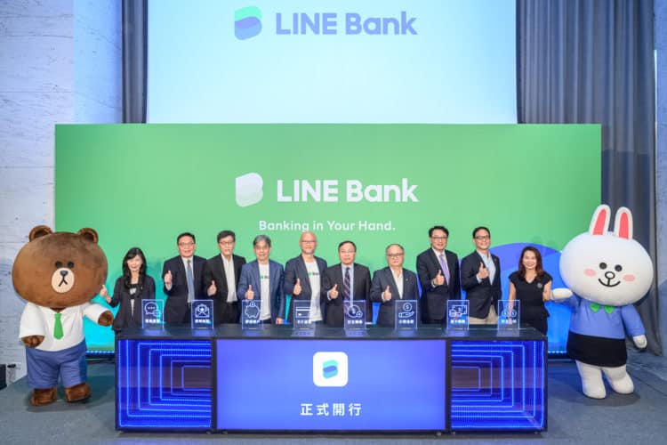 【新聞圖片1】line bank正式開行！熊大與兔兔換上新裝，與活動出席貴賓共同慶祝。（貴賓名稱請參考信件內文）