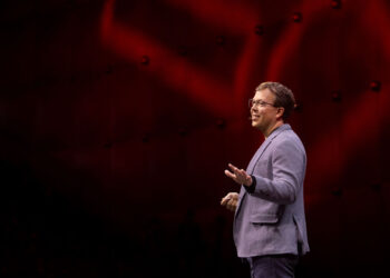 red Hat 於開放原始碼技術高峰會議 Red Hat Summit 2024 揭露三大產品全新進程，賦能企業推動 Ai 創新。圖為 Red Hat 總裁暨執行長 Matt Hicks。