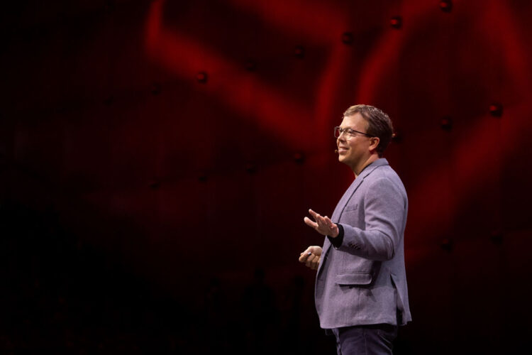 red Hat 於開放原始碼技術高峰會議 Red Hat Summit 2024 揭露三大產品全新進程，賦能企業推動 Ai 創新。圖為 Red Hat 總裁暨執行長 Matt Hicks。