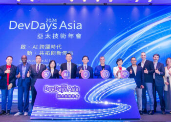 圖片由左至右依序為微軟 Copilot 生態系資深總監 Dan Stevenson、微軟產品總監 KB Badu-Antwi、台灣微軟公共暨法律事務部總經理施立成、數位發展部數位產業署主任秘書黃雅萍、台灣微軟總經理卞志祥、數位發展部部長黃彥男、微軟全球資深副總裁暨亞洲首席技術長 Mark Souza、台灣微軟首席營運長陳慧蓉、微軟 SQL 產品與服務副總裁 Asad Khan、微軟專案總監 Michael Bowman、微軟產品總監 Juliano Menegazzo 及微軟產品總監 Karen Semyan，共同藉 DevDays Asia 2024 點亮台灣 AI 新時代。