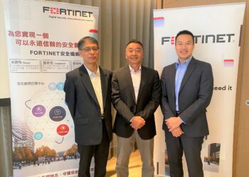 【新聞照片1】fortinet 發布《2022 ot與網路安全現況調查報告》，左起fortinet 北亞區技術總監 劉乙、fortinet 北亞區總經理 陳鴻翔、fortinet 台灣區總經理 吳章銘
