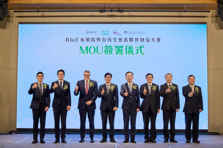 MOU簽署見證-(由左至右)思科台灣總經理林岳田、高雄市經發局局長廖泰翔、思科資深副總裁暨全球創新長 Guy Diedrich、高雄市政府市長陳其邁、交通部次長林國顯、經濟部產業發展署主任秘書林德生、臺灣港務公司董事長李賢義、臺灣港務公司高雄分公司總經理王錦榮