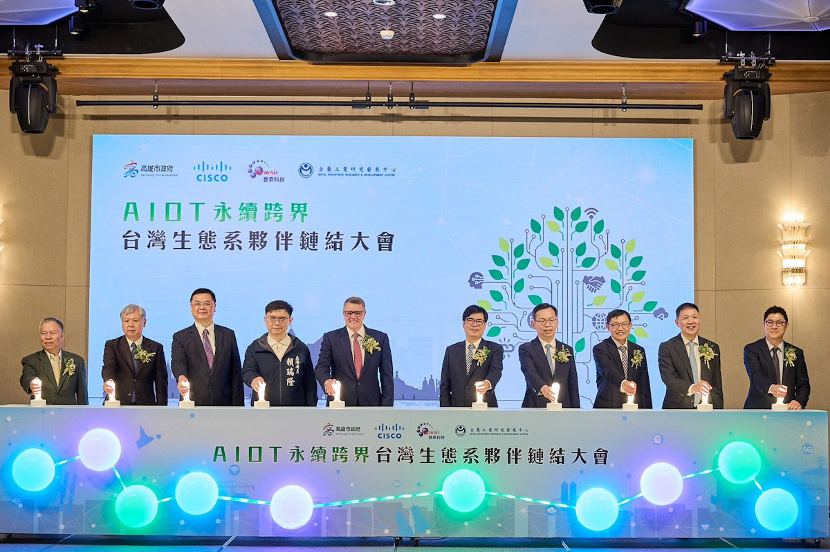 鏈結儀式(由左至右)-晉泰科技董事長吳金泉、臺灣港務公司董事長李賢義、高雄市政府副市長羅達生、立委賴瑞隆、思科資深副總裁暨全球創新長Guy Diedrich、高雄市政府市長陳其邁、交通部次長林國顯、經濟部產業發展署主任秘書林德生、思科全球副總裁黃志明、思科臺灣總經理林岳田