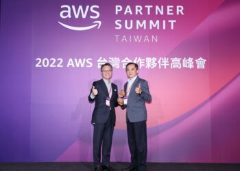 【新聞照片】伊雲谷榮獲 2022 年 aws solution provider of the year，由伊雲谷董事長林啓雄(右)代表領獎。左為 aws 台灣暨香港總經理王定愷。