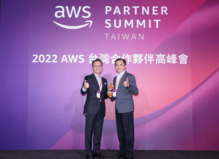 【新聞照片】伊雲谷榮獲 2022 年 aws solution provider of the year，由伊雲谷董事長林啓雄(右)代表領獎。左為 aws 台灣暨香港總經理王定愷。