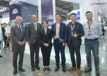 副總統當選人蕭美琴今於資安大會參觀奧義智慧科技攤位，見證標竿資安品牌發展的投入與成果。左起奧義智慧_科技日本顧問_松本敏文_、NTT AT代表取締役社長伊東_匡、副總統當選人蕭美琴、奧義智慧科技創辦人吳明蔚、奧義智慧科技創辦人叢培侃、奧義智慧科技亞太業務副總宋百民。