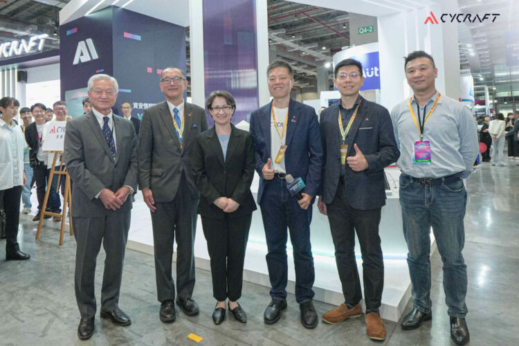 副總統當選人蕭美琴今於資安大會參觀奧義智慧科技攤位，見證標竿資安品牌發展的投入與成果。左起奧義智慧_科技日本顧問_松本敏文_、NTT AT代表取締役社長伊東_匡、副總統當選人蕭美琴、奧義智慧科技創辦人吳明蔚、奧義智慧科技創辦人叢培侃、奧義智慧科技亞太業務副總宋百民。