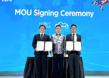 伊雲谷數位科技集團台灣業務處營運總監李鑫澤(右)與遠東醫電董事長暨總經理鄧俊男(左)簽署合作意向書，外貿協會董事長黃志芳(中)見證