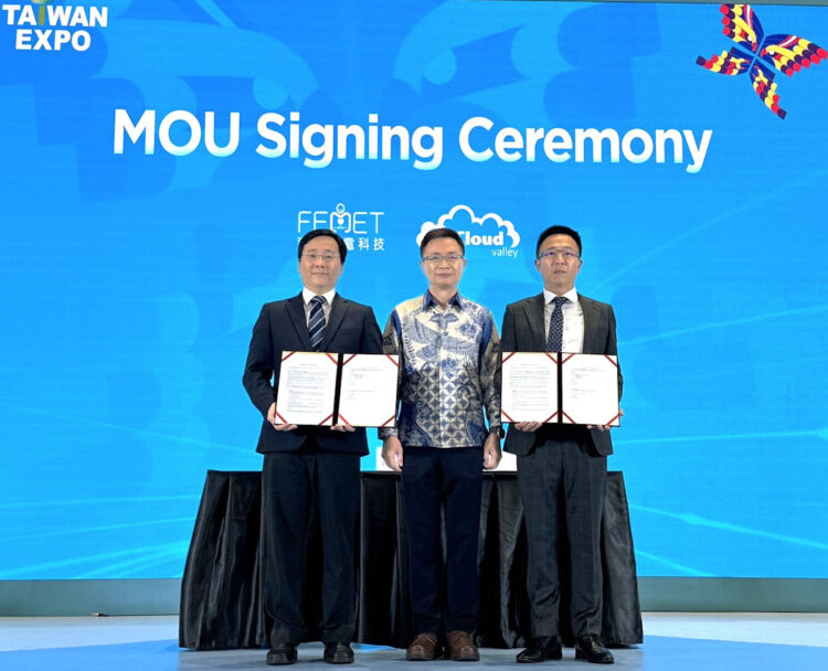 伊雲谷數位科技集團台灣業務處營運總監李鑫澤(右)與遠東醫電董事長暨總經理鄧俊男(左)簽署合作意向書，外貿協會董事長黃志芳(中)見證