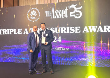 伊雲谷集團香港區經理郭思宗(右)與渣打銀行金融交易業務部董事總經理及香港、台灣及日本區區域主管安必杰 合影