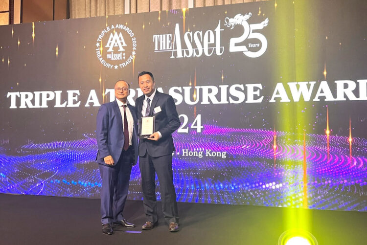 伊雲谷集團香港區經理郭思宗(右)與渣打銀行金融交易業務部董事總經理及香港、台灣及日本區區域主管安必杰 合影