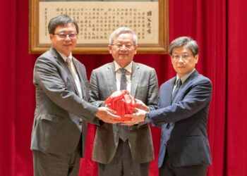 國科會新竹科學園區管理局局長王永壯（左）屆齡退休，由國科會常務副主委陳宗權（右）接任，國科會主委吳誠文（中）監交印信。