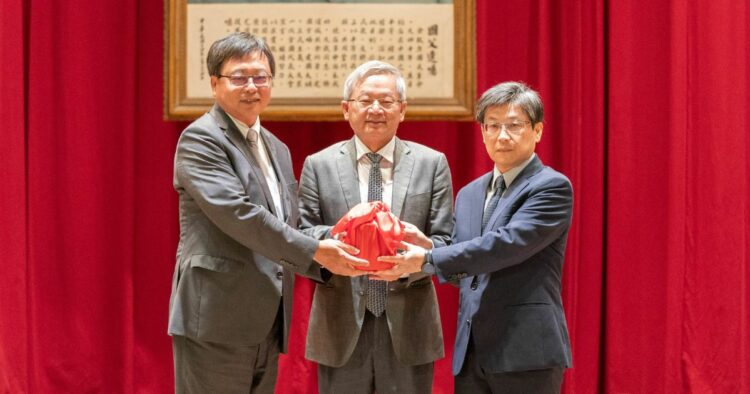 國科會新竹科學園區管理局局長王永壯（左）屆齡退休，由國科會常務副主委陳宗權（右）接任，國科會主委吳誠文（中）監交印信。