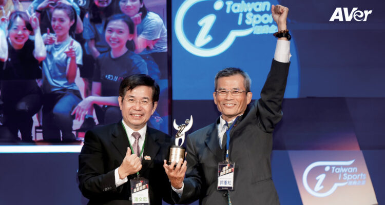 圓展董事長 郭重松(圖右)獲頒「112年運動企業認證」，展現圓展重視員工身心靈健康，致力打造友善健康的工作環境成效