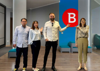 德知士資訊正式成為Bitdefender必特企業防毒GravityZone授權代理商（右1: Bitdefender必特防毒亞太區銷售經理 Alexandra Sulu Nacht、右2: Bitdefender必特防毒亞太區業務總監 Alexandru Ionitescu、右3:德知士資訊負責人 鍾雅蓬、右4:德知士資訊資深工程師 黃信榮）