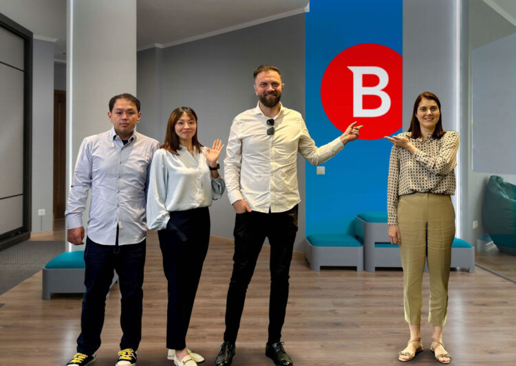 德知士資訊正式成為Bitdefender必特企業防毒GravityZone授權代理商（右1: Bitdefender必特防毒亞太區銷售經理 Alexandra Sulu Nacht、右2: Bitdefender必特防毒亞太區業務總監 Alexandru Ionitescu、右3:德知士資訊負責人 鍾雅蓬、右4:德知士資訊資深工程師 黃信榮）