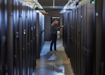 圖1：施耐德電機提供有彈性的資料中心硬體架構，結合雲端科技軟體平台，軟硬兼備協助企業為進入元宇宙做好準備。