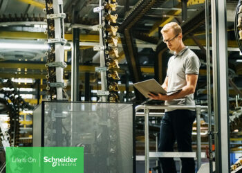 圖1：施耐德電機提出「通用自動化」的創新概念，反轉過往「軟體+硬體」的傳統模式，使it和ot系統高效整合。