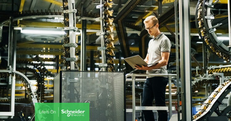 圖1：施耐德電機提出「通用自動化」的創新概念，反轉過往「軟體+硬體」的傳統模式，使it和ot系統高效整合。