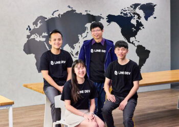 圖一、line Tech Fresh 技術人才新星計畫即日起開放報名。（前排左起已轉正職前屆實習生游心瑜、高孟暉，後排左起 Line 台灣資深開發技術推廣工程師林宜鋒、 Line 台灣技術長陳鴻嘉）