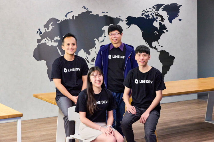 圖一、line Tech Fresh 技術人才新星計畫即日起開放報名。（前排左起已轉正職前屆實習生游心瑜、高孟暉，後排左起 Line 台灣資深開發技術推廣工程師林宜鋒、 Line 台灣技術長陳鴻嘉）