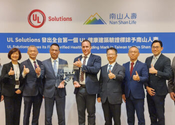 UL Solutions 發出全台第一個 UL 健康建築驗證標誌予南山人壽，UL Solutions 副總裁暨企業永續事業部總經理 Sean McCrady (右5) 、UL Solutions 副總裁暨台灣總經理陳宗弘 (右4)、南山人壽總經理范文偉 (左4)及貴賓代表於授證儀式合影。
