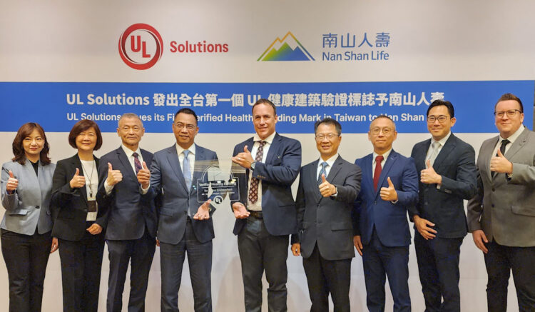 UL Solutions 發出全台第一個 UL 健康建築驗證標誌予南山人壽，UL Solutions 副總裁暨企業永續事業部總經理 Sean McCrady (右5) 、UL Solutions 副總裁暨台灣總經理陳宗弘 (右4)、南山人壽總經理范文偉 (左4)及貴賓代表於授證儀式合影。