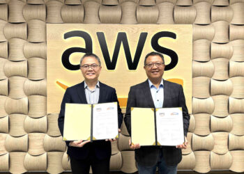 (左起)AWS 台灣暨香港總經理王定愷 與 伊雲谷集團董事長暨創辦人蔡佳宏