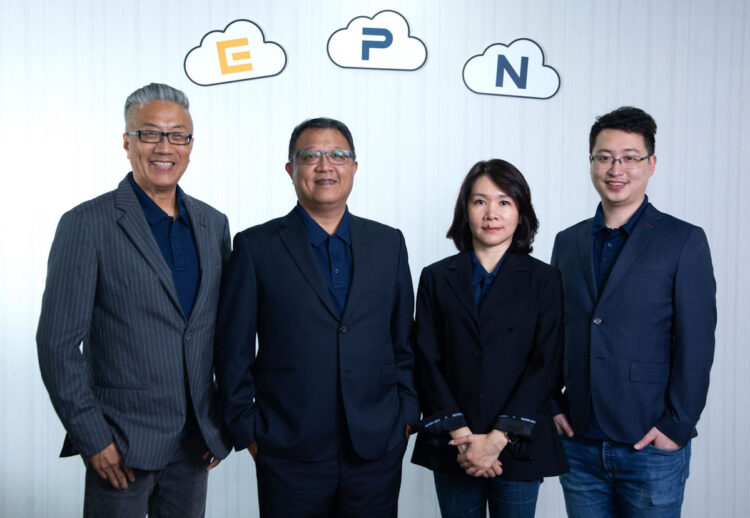 (左起)易上雲總經理葉精良、伊雲谷集團董事長暨創辦人蔡佳宏、易上雲董事長林儀與易上雲董事譚子聰