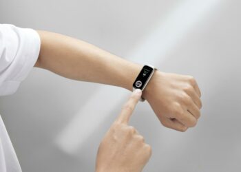 想瞭解自身身體狀況時，只要食指輕觸表面感測器，就能即時取得脈波指數、心電圖、血氧參考值等數據。