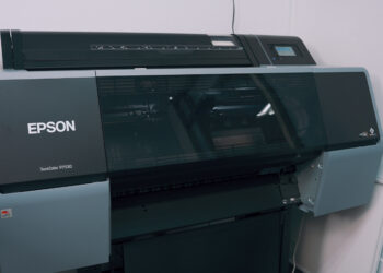 新聞圖片一：epson攜手台藝大圖文系正式成立「色彩實驗室」，不僅使用sc p7530 12色廣色域高階影像繪圖機，更計畫開設進階色彩管理課程。