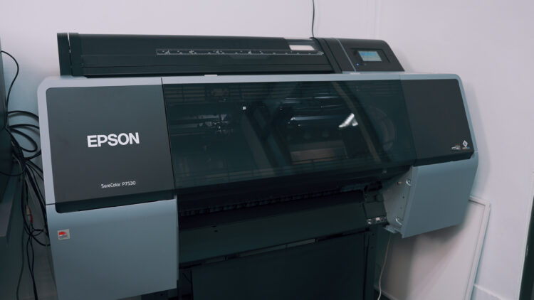 新聞圖片一：epson攜手台藝大圖文系正式成立「色彩實驗室」，不僅使用sc p7530 12色廣色域高階影像繪圖機，更計畫開設進階色彩管理課程。