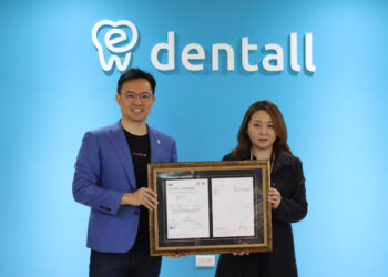 新聞照片01 Dentall 為全台首間榮獲bsi英國標準協會國際 Iso 資安雙認證牙科病歷系統商，執行長陳欽章代表授證。 Edited