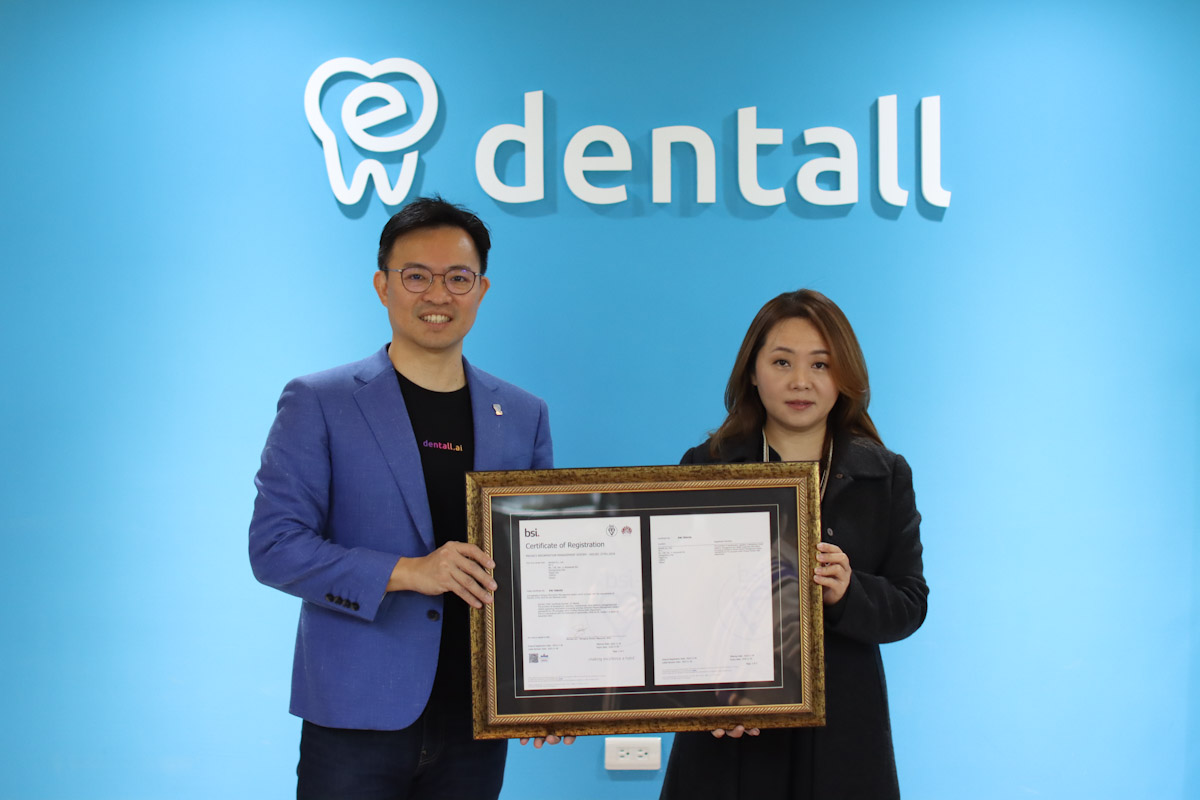 新聞照片01 Dentall 為全台首間榮獲bsi英國標準協會國際 Iso 資安雙認證牙科病歷系統商，執行長陳欽章代表授證。 Edited