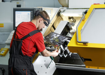 新聞照片：使用者可透過AR智慧眼鏡內建的鏡頭、麥克風及喇叭，在第一現場操作時與後台客服或工程師進行溝通。