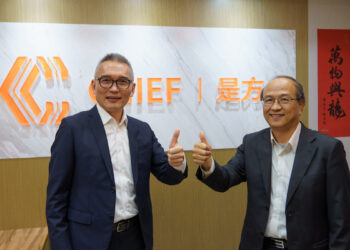 是方總經理劉耀元（右）與威睿科技董事長繆德澤（左）1日宣布攜手合作，雙方透過是方