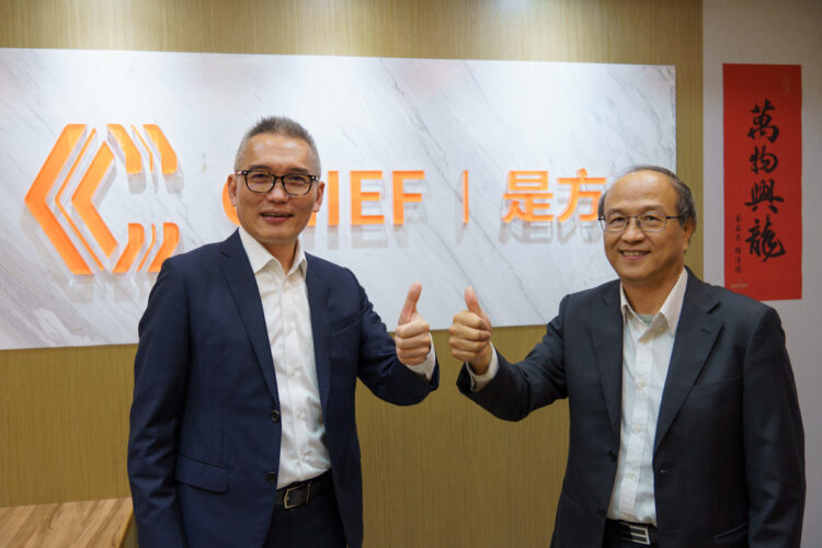 是方總經理劉耀元（右）與威睿科技董事長繆德澤（左）1日宣布攜手合作，雙方透過是方
